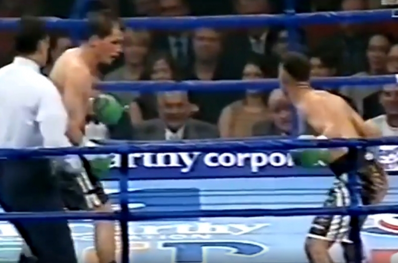 VIDEO: Nhà vô địch Boxing vừa nhảy vừa đánh, làm nhục đối thủ ngay trên võ đài