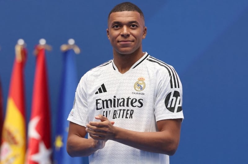 Kylian Mbappe giành giải thưởng đầu tiên của Real Madrid