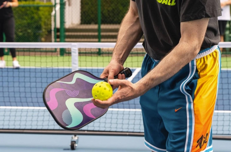 Người đàn ông ngã từ tầng 3 vì cố nhặt bóng pickleball
