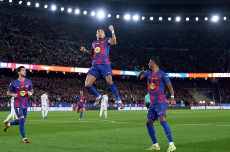 Raphinha lập cú đúp, Barca bỏ xa Real Madrid 7 điểm ở La Liga