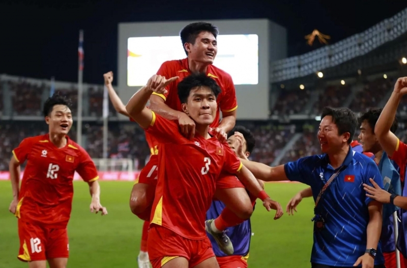 CĐV Thái đau đớn: 'Một ngày thua ngược 2 lần, đều trước Việt Nam'