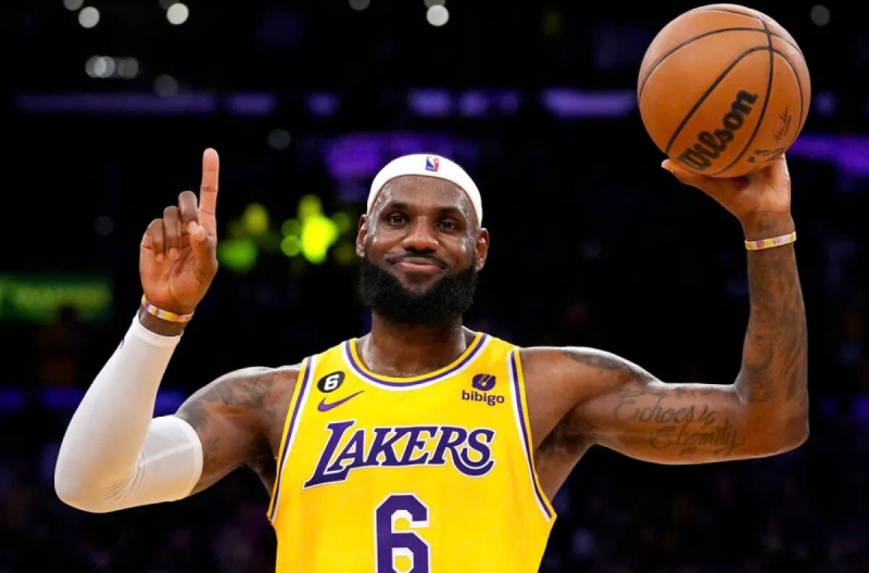 LeBron James thiết lập kỉ lục NBA ở tuổi 40