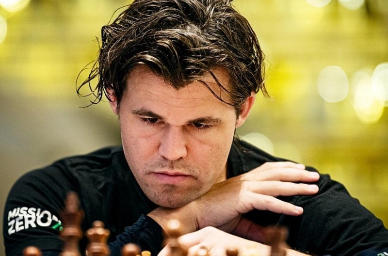 'Vua cờ' Carlsen thua sốc kỳ thủ 15 tuổi