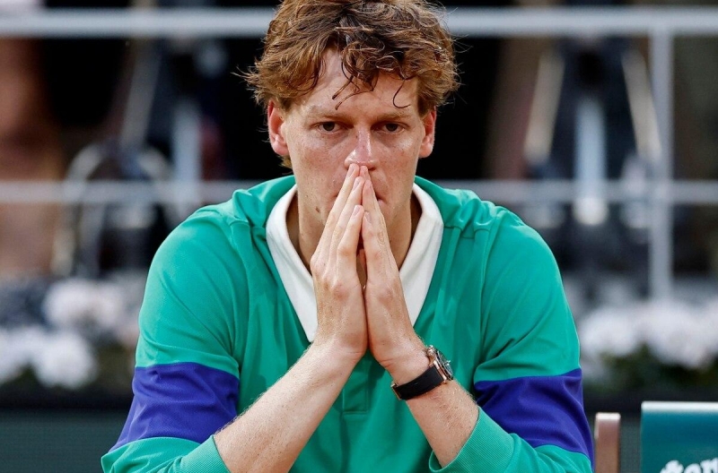 Jannik Sinner thua sốc trận đầu tiên trên sân cỏ
