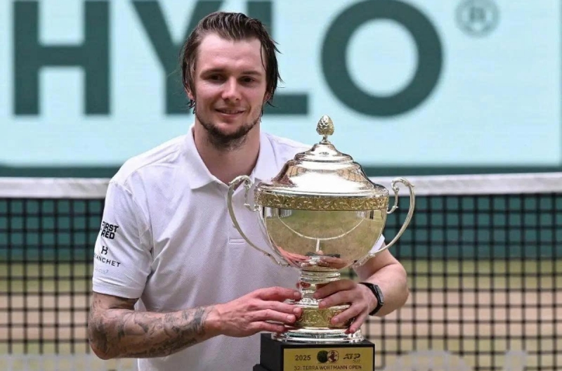 Tay vợt Châu Á hạ đẹp Medvedev, vô địch giải Halle Open lần thứ 2 liên tiếp