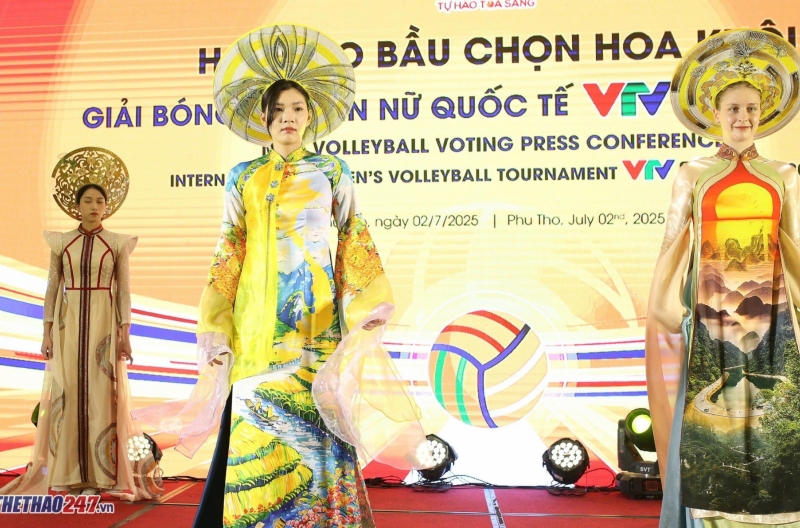 Các ứng viên hoa khôi bóng chuyền VTV Cup 2025 diện áo dài, đi catwalk