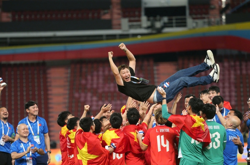 Bố mẹ HLV Kim Sang-sik tắt tivi khi Việt Nam bị dẫn 0-2