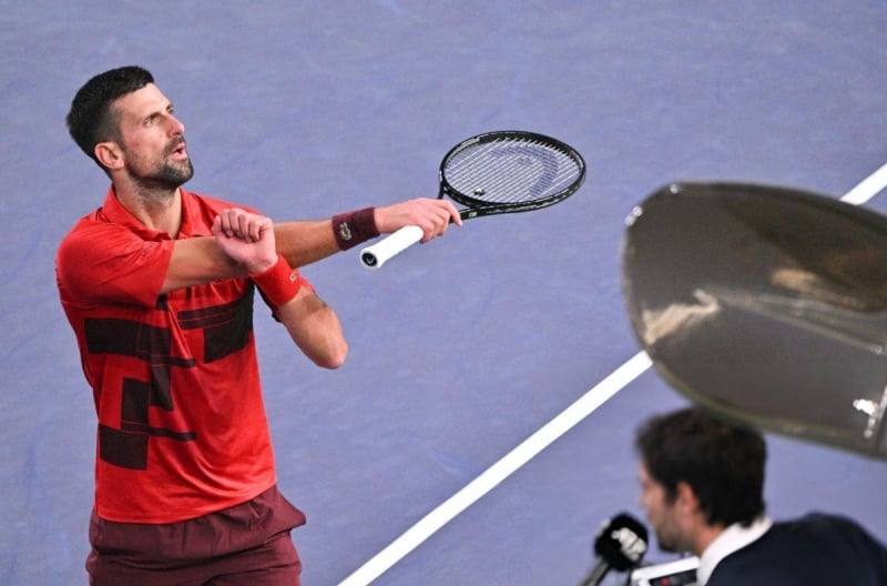 Thắng dễ 'bạn thân' Lý Hoàng Nam, Novak Djokovic lọt tứ kết Thượng Hải Masters 2024