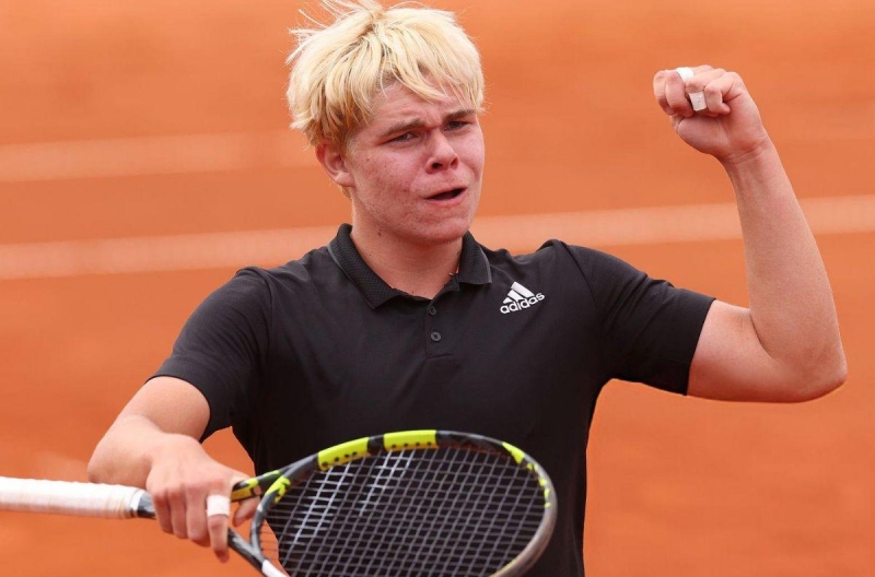Ăn mừng hợm hĩnh sau chiến thắng lịch sử, thần đồng tennis thế giới nhận đủ 'gạch đá'