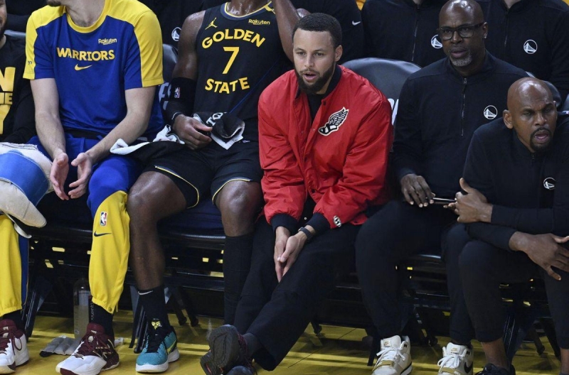 Stephen Curry tiếp tục ngồi ngoài, Golden State Warriors nguy cơ đi 'nghỉ mát' sớm