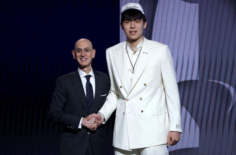 'Khổng lồ bóng rổ' Trung Quốc cao 2m18 gia nhập NBA, phá dớp kéo dài 18 năm