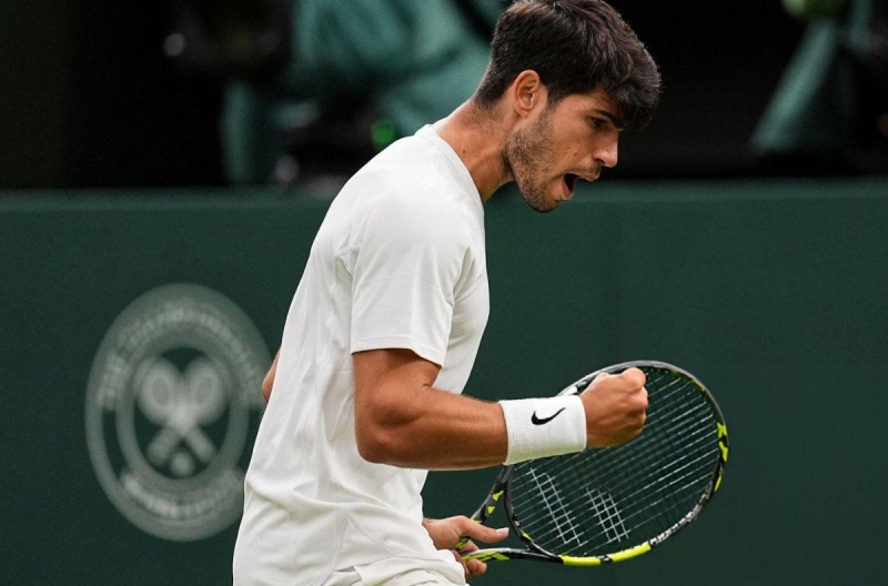 Alcaraz lọt tứ kết Wimbledon bằng chiến thắng thứ 22 liên tiếp