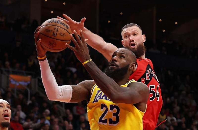 LeBron James lần đầu ghi dưới 10 điểm/trận kể từ năm 2007