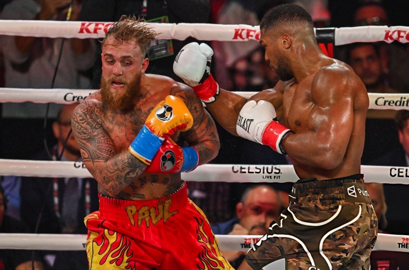 Cận cảnh khoảnh khắc Anthony Joshua đấm 'vỡ mồm' Jake Paul