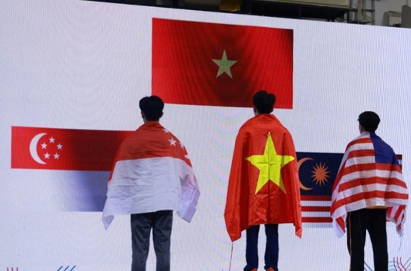 NGỠ NGÀNG: Giành huy chương, VĐV phải chào cờ qua màn hình LED