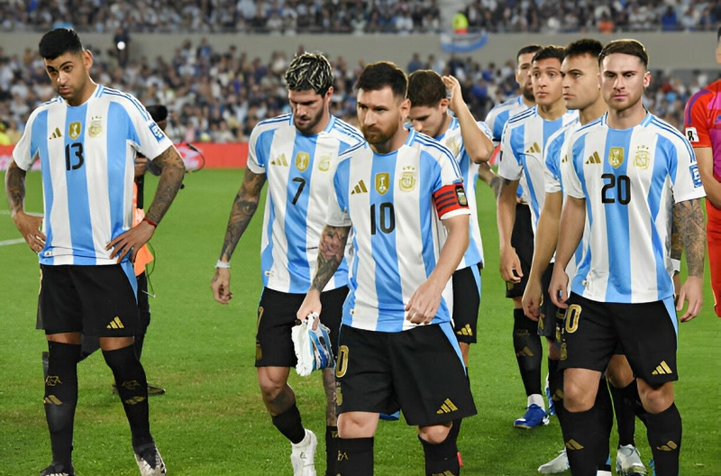 Messi bất ngờ mâu thuẫn với đàn em trên tuyển Argentina