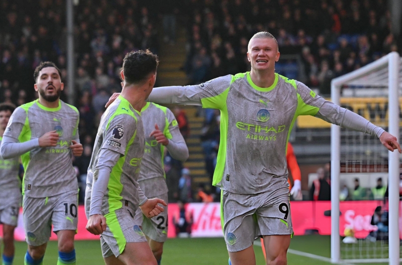 Haaland lại ghi bàn, Man City áp sát ngôi đầu của Arsenal
