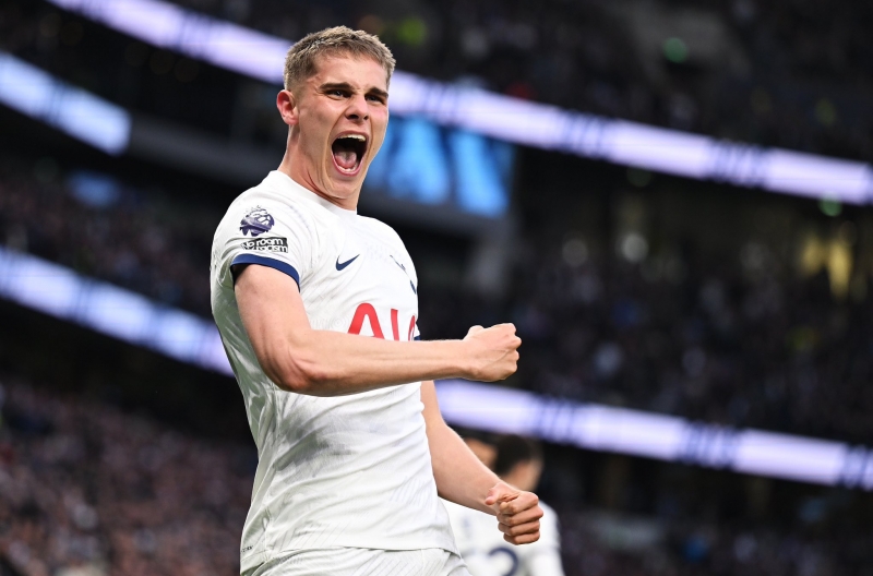 Tottenham 'ngã ngửa' với chấn thương của Van de Ven