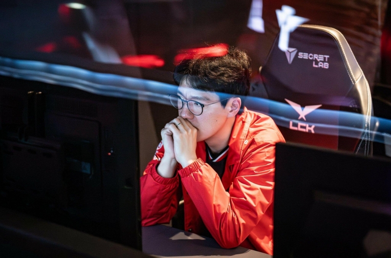 HLV kkOma nói thẳng lý do chọn Gumayusi thay vì Smash