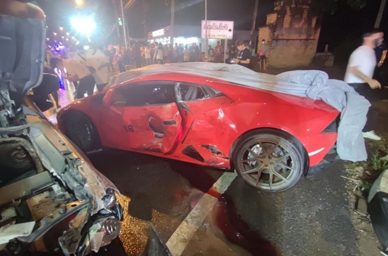 VIDEO: Siêu xe Lamborghini bị bán tải tông 'giữa mặt' khiến dân mạng xót xa
