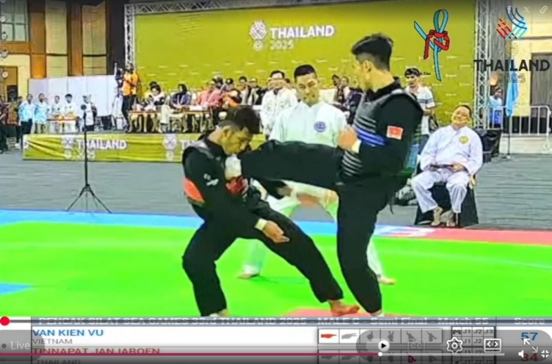 Sắp thua, võ sĩ Thái Lan 'đưa mặt vào đòn đá' của Việt Nam ăn vạ