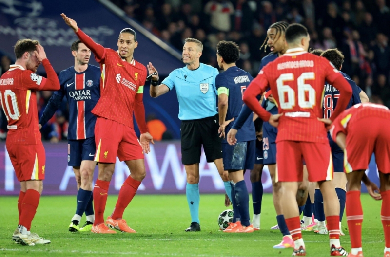 Báo Anh: 'VAR đứng về phía Liverpool'