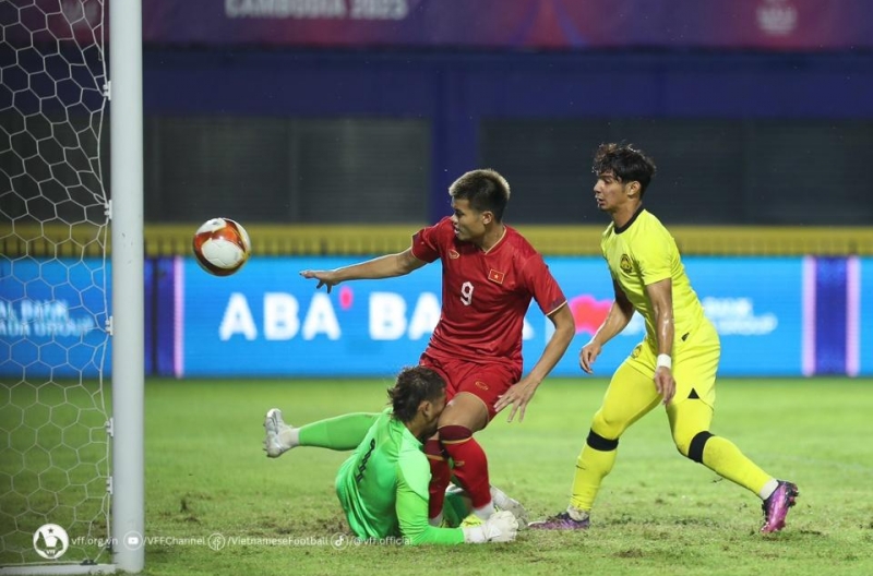 Thắng Malaysia 2-1, U22 Việt Nam vào bán kết SEA Games 32