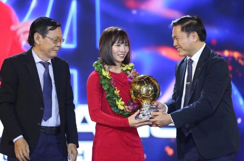 FIFA thán phục Thùy Trang với giải thưởng QBV Việt Nam