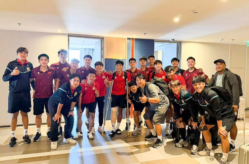 U22 Việt Nam bất ngờ tặng tiền cầu thủ Lào bị gãy chân