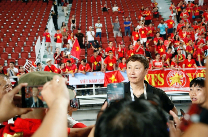 VIDEO: HLV Kim Sang Sik nói lời xúc động sau tấm HCV