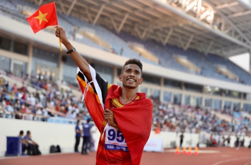 Người hùng Timor-Leste ăn mừng với lá cờ Việt Nam khiến người hâm mộ xúc động mạnh tại SEA Games