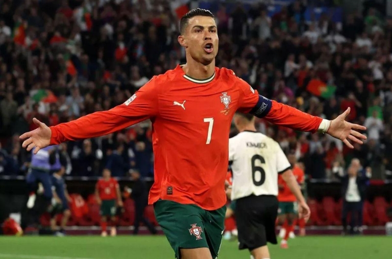 Ronaldo lập kỷ lục ghi bàn ở tuổi 40