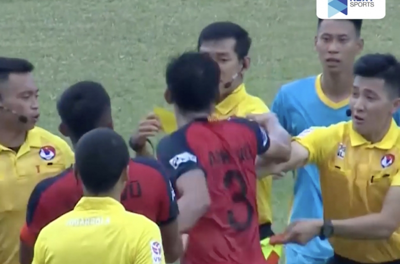 VIDEO: Cầu thủ Việt Nam thẳng tay đấm trọng tài trên sân bóng, nguy cơ mất sự nghiệp