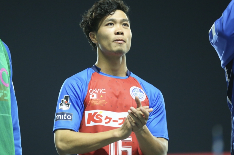 HLV Yokohama FC tiết lộ lý do Công Phượng không được thi đấu