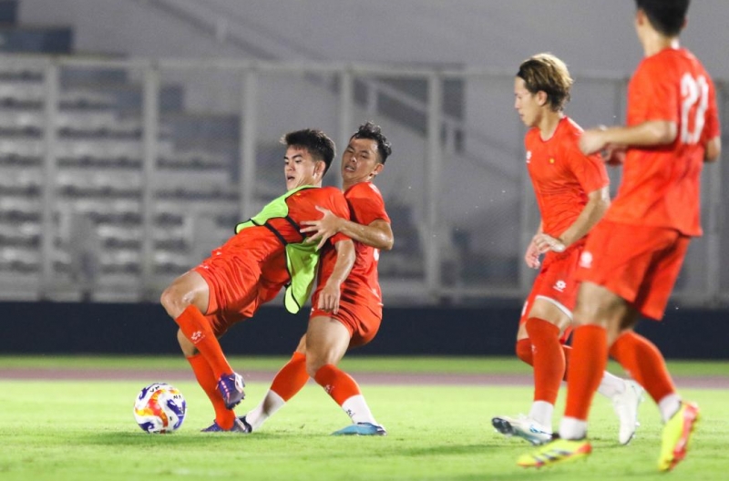 Dàn sao U23 Việt Nam 'mướt mồ hôi' trên sân của Indonesia