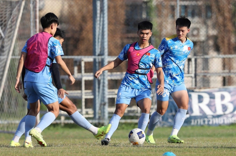 Dàn cầu thủ U22 Việt Nam nỗ lực tranh suất đá chính trận gặp Malaysia