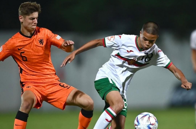 Wearing the Vietnam jersey, Chung Nguyen Do sends greetings to European football