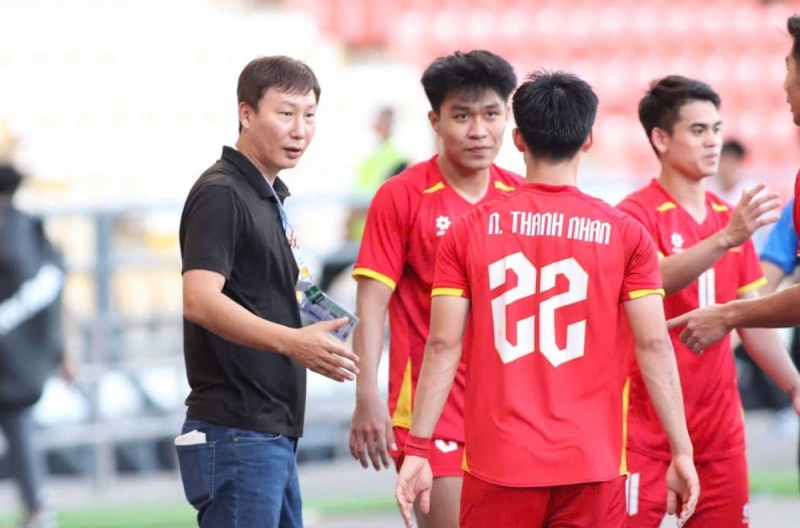 Truyền thông Indonesia ngả mũ thán phục trước HLV Kim Sang-sik