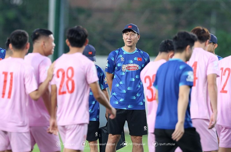 HLV Kim Sang Sik dùng 'chiêu tâm lý' cho ĐT Việt Nam trước AFF Cup