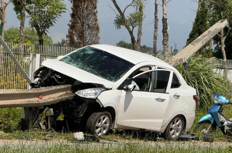 Hà Nam: Hãi hùng cảnh ô tô con bị thanh hộ lan đâm xuyên sau tai nạn
