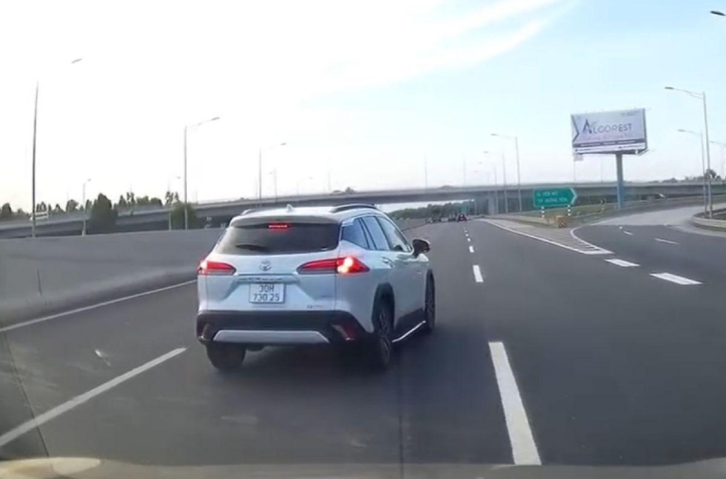 Thót tim với pha tạt đầu của tài xế xe Toyota trên cao tốc, suýt gây họa cho người đi sau