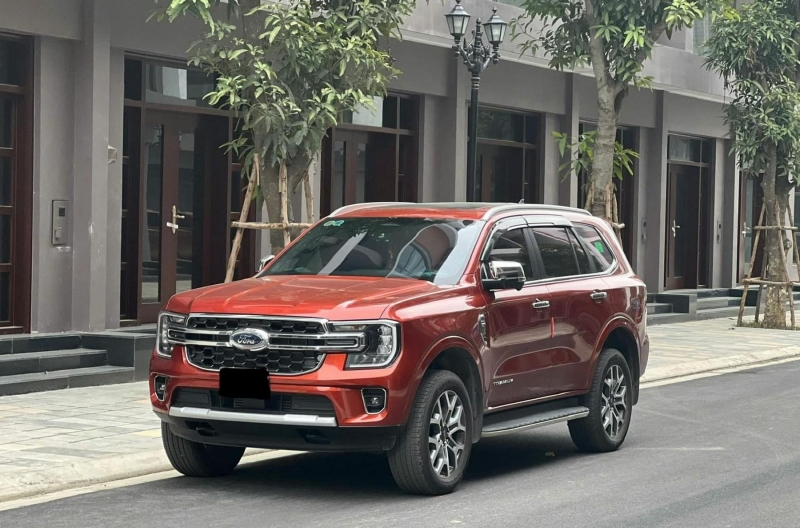 Ford Everest 2023 mới chạy chưa đầy 10.000 km bán lại với giá bao nhiêu trên sàn xe cũ?