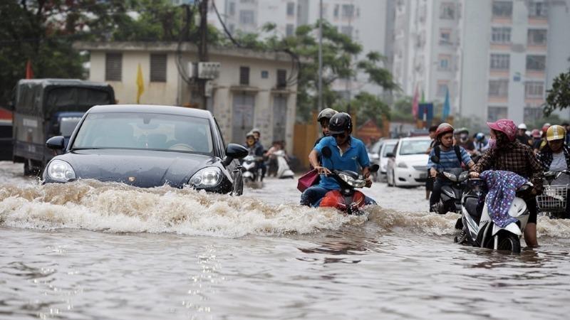 Cần làm gì khi xe máy đột ngột chết máy do đi qua vùng ngập nước?