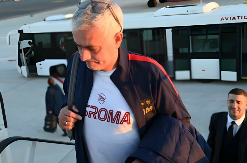 VIDEO: HLV Mourinho nghẹn ngào chia tay CĐV AS Roma