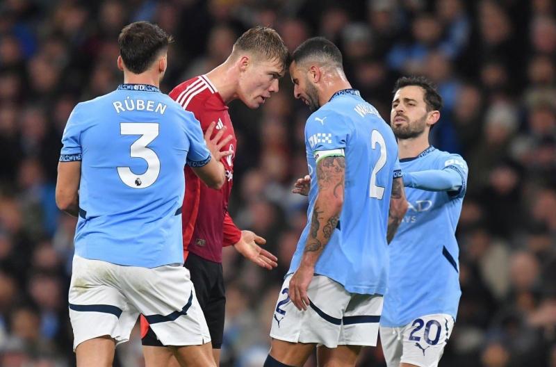 Hojlund 'đá xoáy' sao Man City nên làm diễn viên