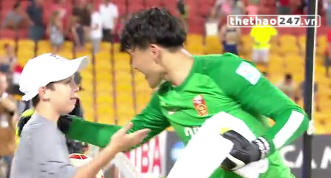 VIDEO: Cậu bé nhặt bóng mách thủ môn Trung Quốc cản quả penalty thành công