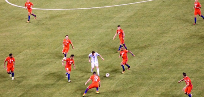 Bức ảnh một mình Messi đấu 9 cầu thủ Chile gây sốt