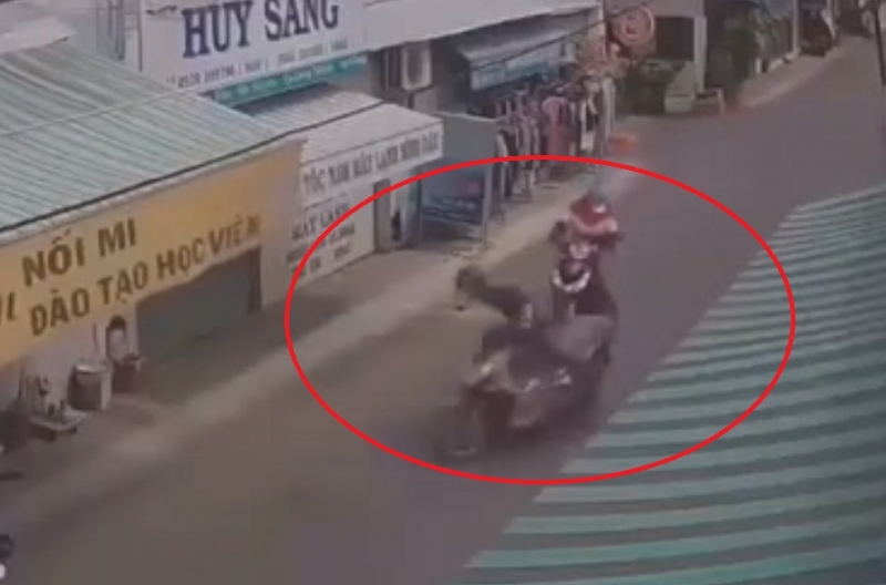 VIDEO: Thanh niên giật đồ trên đường nhưng mất lái và cái kết mãn nhãn