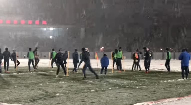VIDEO: U23 Uzbekistan tập luyện bất chấp mưa tuyết