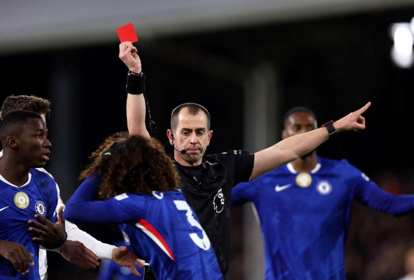 Sao Chelsea bị chỉ trích nặng nề vì tấm thẻ đỏ ngớ ngẩn